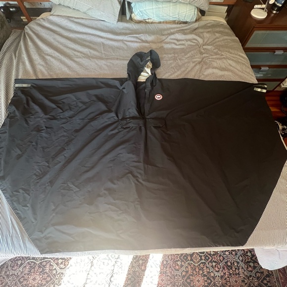 Canada Goose Unisex Field Poncho - Picture 2 of 9